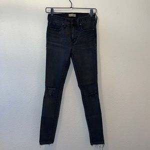 Madewell 9” High Rise Skinny distressed jeans in black - size 26T